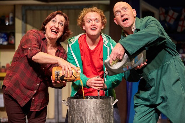 georges-marvellous-medicine-by-birmingham-stage-company-photo-by-mark-douet-_80a8139