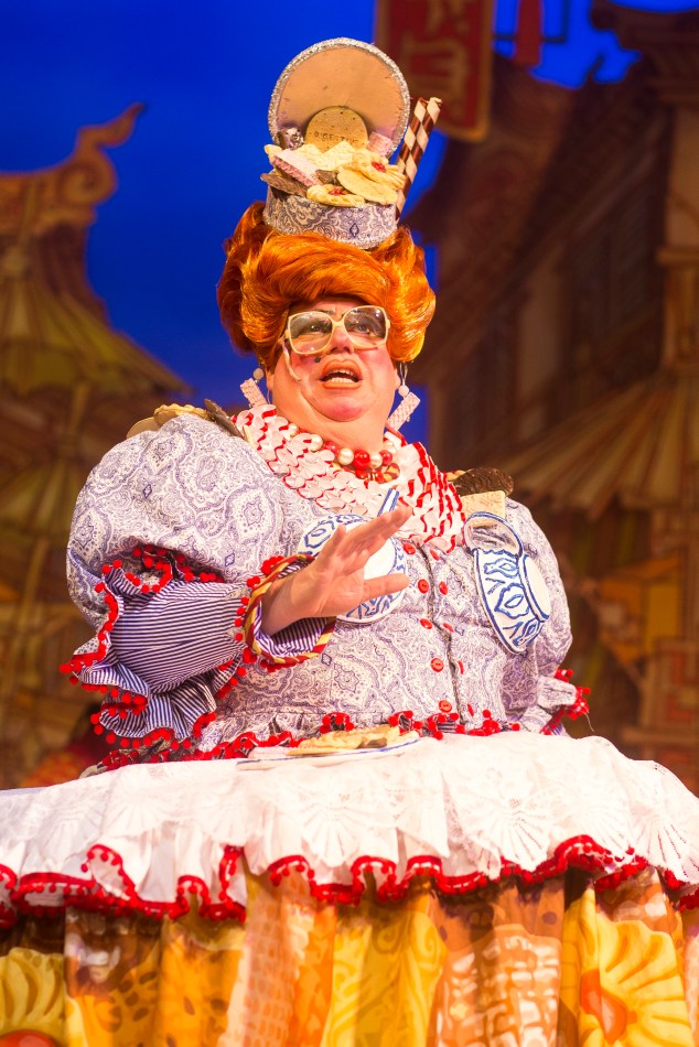 eric-potts-as-widow-twankey-credit-phil-tragen